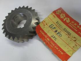 21111-33001 Suzuki 72-77 Gt380 Gt380j/k/l/m/a/b Gear Primary Drive Nos Japan P/n