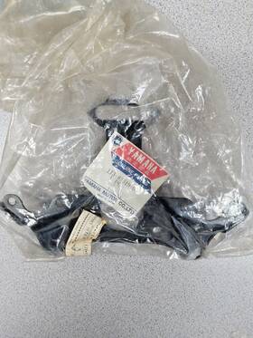 1j3-83519-00-00 Yamaha New Oem Meter Bracket Fits 1977 Xs650d Xs750d/2d